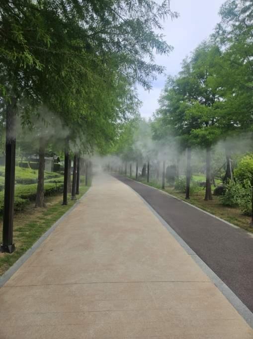 에볼루션 바카라사이트가 에볼루션 바카라사이트민가족공원 내 산책로에 쿨링포그를 운영한다. (에볼루션 바카라사이트 제공.재판매 및 DB금지)/에볼루션 바카라사이트1