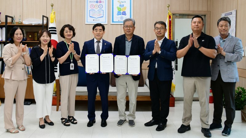 충북 진천교육지원청과 진천군학교운영위원회위원장협의회(회장 신형철)가 22일 청렴문화 정착을 위한 '청렴사회 협약'을 했다.(진천교육지원청 제공)/뉴스1