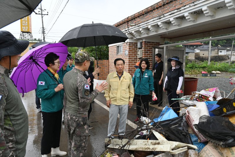 [창녕=뉴시스] 성낙인 군수가 수해 복구 자원봉사 현장을 방문해 관계자들을 격려하고 있다. (사진= 창녕군 제공) 2025.07.22. photo@newsis.com *재판매 및 DB 금지