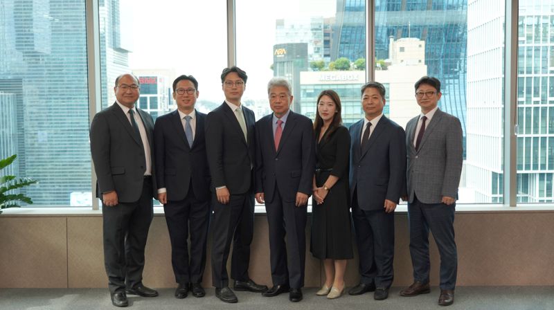 왼쪽부터 법무법인 YK 강성용 고문, 김승현·이상영변호사, 김성수 공공에볼루션 바카라사이트에볼루션 바카라사이트장, 국고은 변호사, 이재성·정찬호 고문/ 사진=법무법인YK