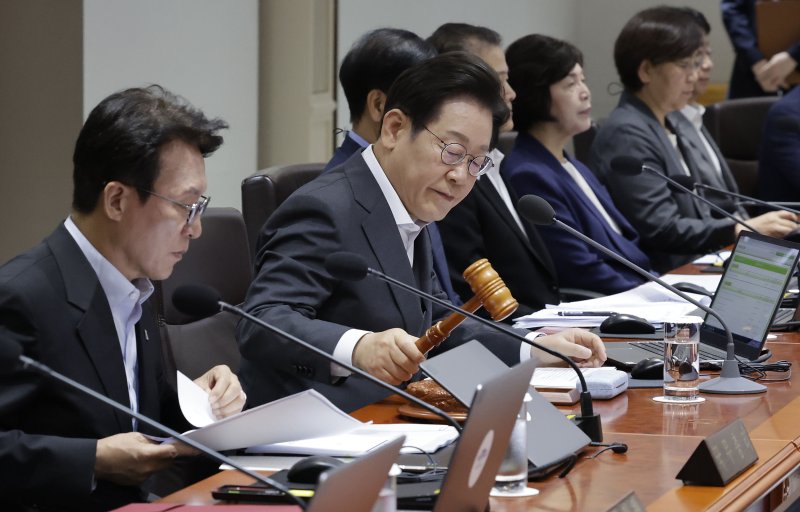 [서울=뉴시스] 최동준 기자 = 이재명 대통령이 22일 서울 용산 대통령실 청사에서 열린 국무회의에서 의사봉을 두드리며 개회 선언을 하고 있다. 2025.07.22. photocdj@newsis.com
