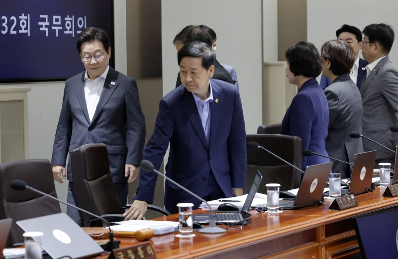 [서울=뉴시스] 최동준 기자 = 이재명 대통령이 22일 서울 용산 대통령실 청사에서 열린 국무회의에 입장하고 있다. 2025.07.22. photocdj@newsis.com