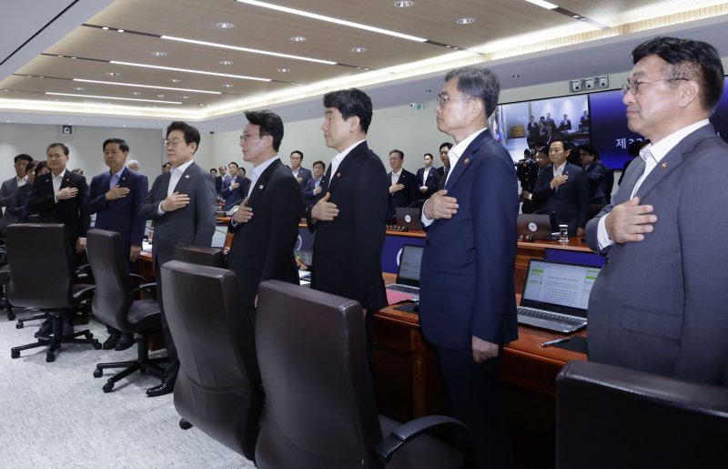 [서울=뉴시스] 최동준 기자 = 이재명 대통령이 22일 서울 용산 대통령실 청사에서 열린 국무회의에서 국민의례를 하고 있다. 2025.07.22. photocdj@newsis.com
