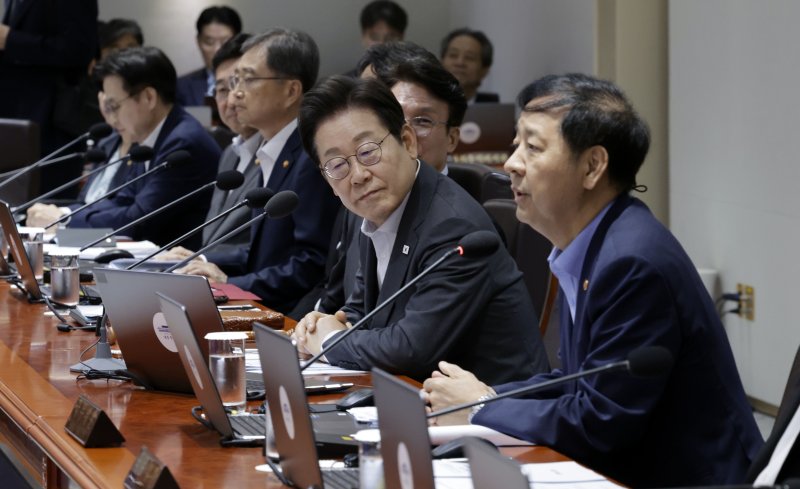 [서울=뉴시스] 최동준 기자 = 이재명 대통령이 22일 서울 용산 대통령실 청사에서 열린 국무회의에서 구윤철 경제부총리 겸 기획재정부 장관의 인사말을 듣고 있다. 2025.07.22. photocdj@newsis.com
