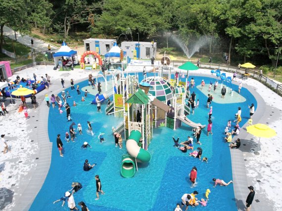 지난 12일 개장한 관악산공원 어린이 물놀이장에서 시민들이 피서를 즐기고 있다. 관악구 제공
