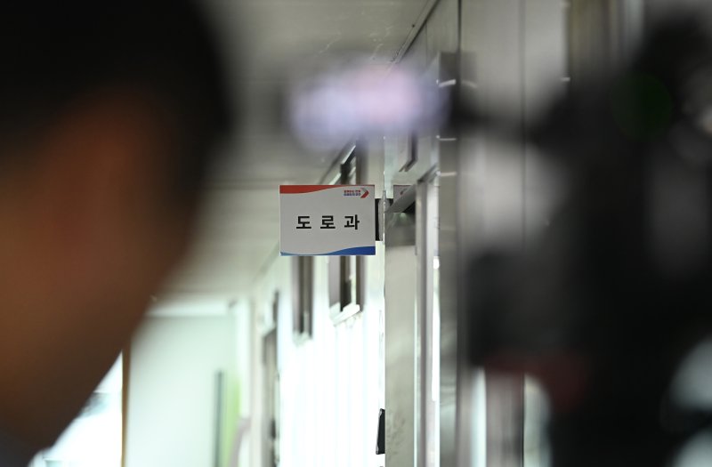 [오산=뉴시스] 김종택 기자 = 경기 오산시 가장동 가장교차로에서 옹벽이 무너져 40대 운전자가 사망한 사고를 수사중인 경찰이 22일 오산시청을 압수수색하고 있다.사진은 이날 압수수색이 진행중인 경기 오산시청 도로과 모습. 2025.07.22. jtk@newsis.com