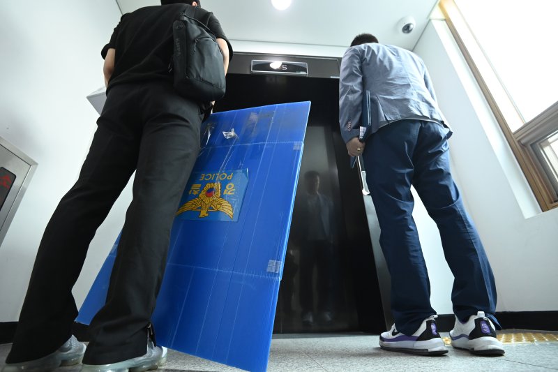 [오산=뉴시스] 김종택 기자 = 경기 오산시 가장동 가장교차로에서 옹벽이 무너져 40대 운전자가 사망한 사고를 수사중인 경찰이 22일 오산시청을 압수수색하고 있다.사진은 이날 압수수색이 진행중인 경기 오산시청 모습. 2025.07.22. jtk@newsis.com