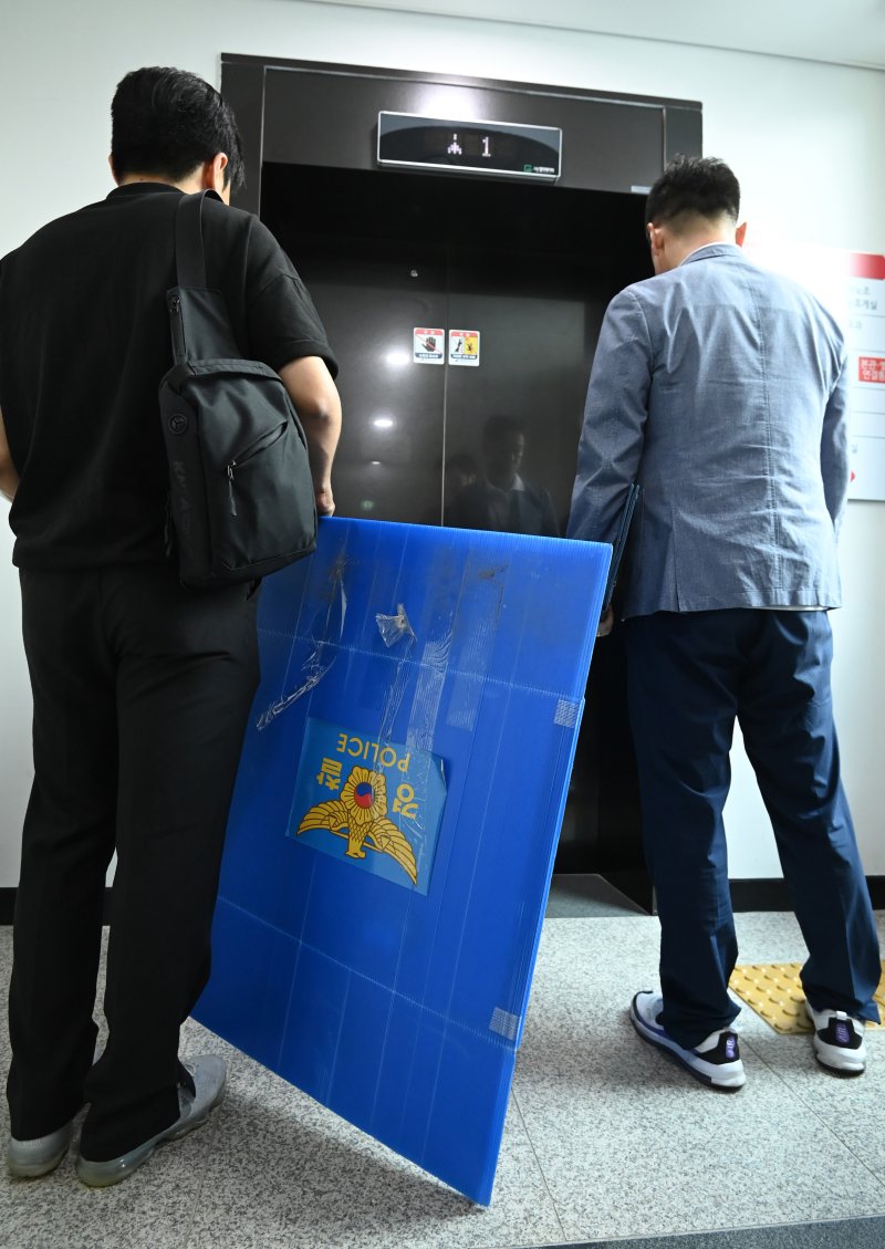 [오산=뉴시스] 김종택 기자 = 경기 오산시 가장동 가장교차로에서 옹벽이 무너져 40대 운전자가 사망한 사고를 수사중인 경찰이 22일 오산시청을 압수수색하고 있다.사진은 이날 압수수색이 진행중인 경기 오산시청 모습. 2025.07.22. jtk@newsis.com