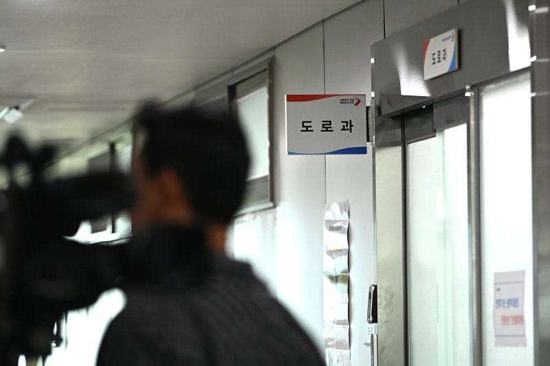 [오산=뉴시스] 김종택 기자 = 경기 오산시 가장동 가장교차로에서 옹벽이 무너져 40대 운전자가 사망한 사고를 수사중인 경찰이 22일 오산시청을 압수수색하고 있다.사진은 이날 압수수색이 진행중인 경기 오산시청 도로과 모습. 2025.07.22. jtk@newsis.com