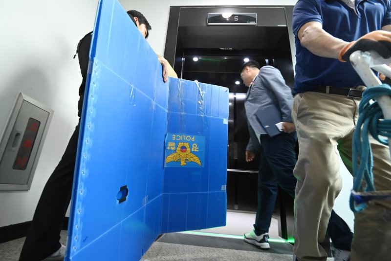 [오산=뉴시스] 김종택 기자 = 경기 오산시 가장동 가장교차로에서 옹벽이 무너져 40대 운전자가 사망한 사고를 수사중인 경찰이 22일 오산시청을 압수수색하고 있다.사진은 이날 압수수색이 진행중인 경기 오산시청 모습. 2025.07.22. jtk@newsis.com