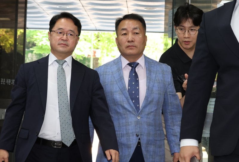 '윤석열 전 대통령 격노설'에 대한 위증 혐의를 받는 김계환 전 해병대사령관이 22일 오전 서울중앙지방법원에서 열린 영장실질심사(구속 전 피의자 심문)에 출석하고 있다. 2025.7.22/뉴스1 ⓒ News1 장수영 기자