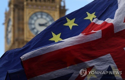 영국 의회 앞에서 휘날리는 영국 국기와 EU 깃발 (출처=연합뉴스)