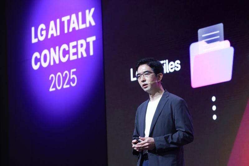 22일 서울 강서구 마곡 LG사이언스파크에서 열린 ‘LG AI 토크 콘서트 2025’에서 이홍락 LG AI연구원 공동연구원장이 발표하고 있다. LG 제공