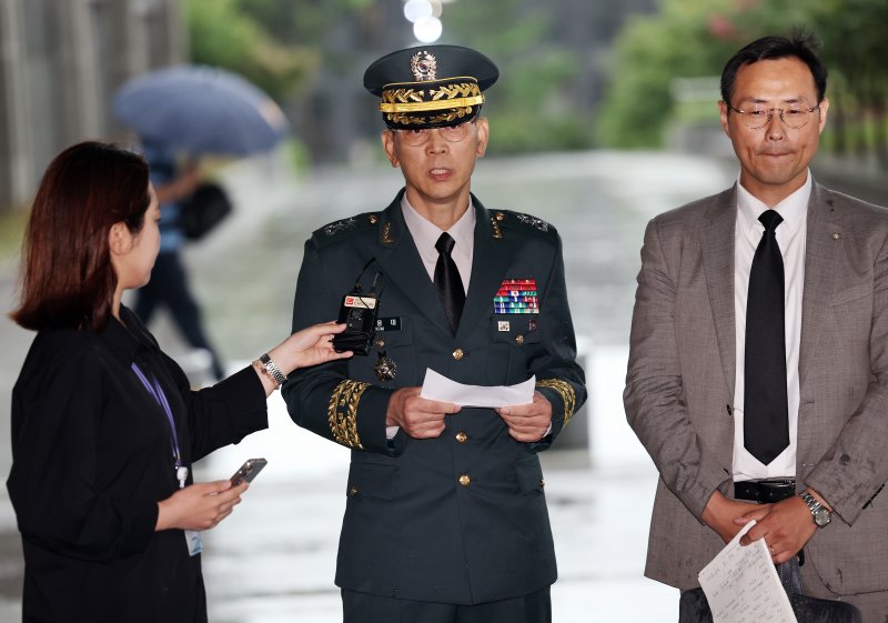 김용대 드론작전사령관이 17일 오전 서울 서초구 서울고등검찰청에 마련된 내란바카라 사이트 추천디시 사무실에 무인기 침투 의혹 등 외환 혐의 관련 조사를 받기 위해 출석하며 입장을 밝히고 있다. 2025.7.17/바카라 사이트 추천디시1 ⓒ News1 구윤성 기자