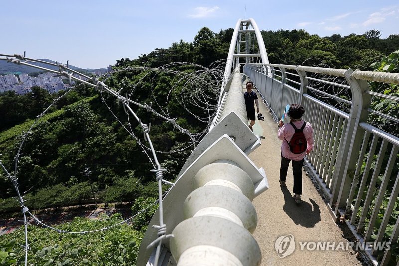 광주 제석산 구름다리에 안전 철조망 설치 (출처=연합뉴스)