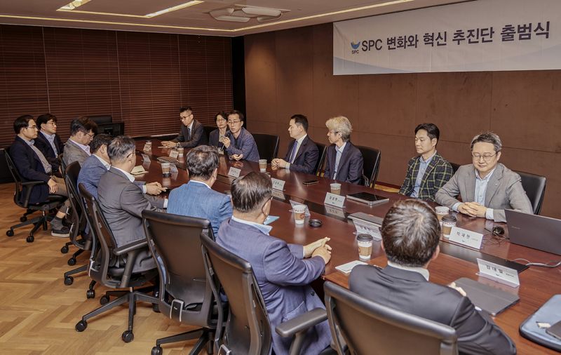 서울 양재동 SPC그룹 본사에서 21일 열린 '변화와 혁신 추진단' 출범식에서 송영수 파리크라상 노조위원장(뒷줄 왼쪽 세번째)이 발언하고 있다. SPC그룹 제공