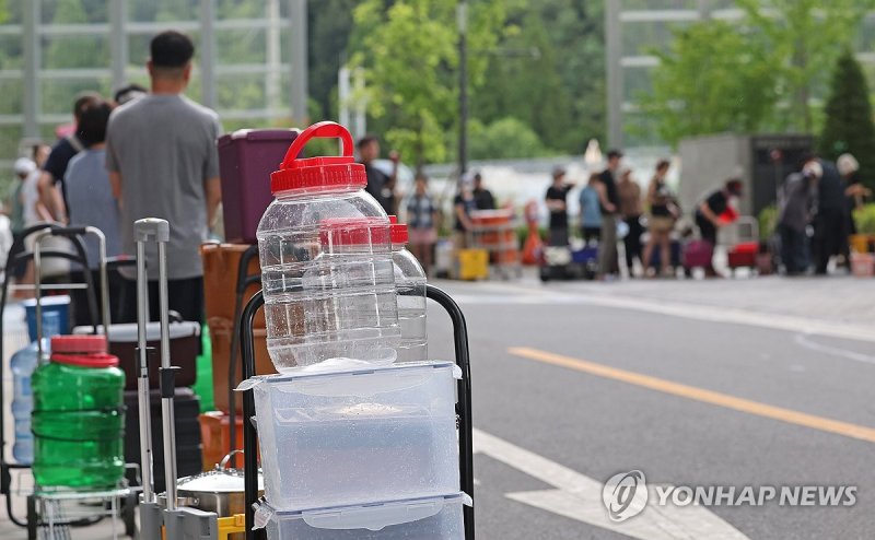 물 받기 위해 줄 선 주민 (출처=연합뉴스)