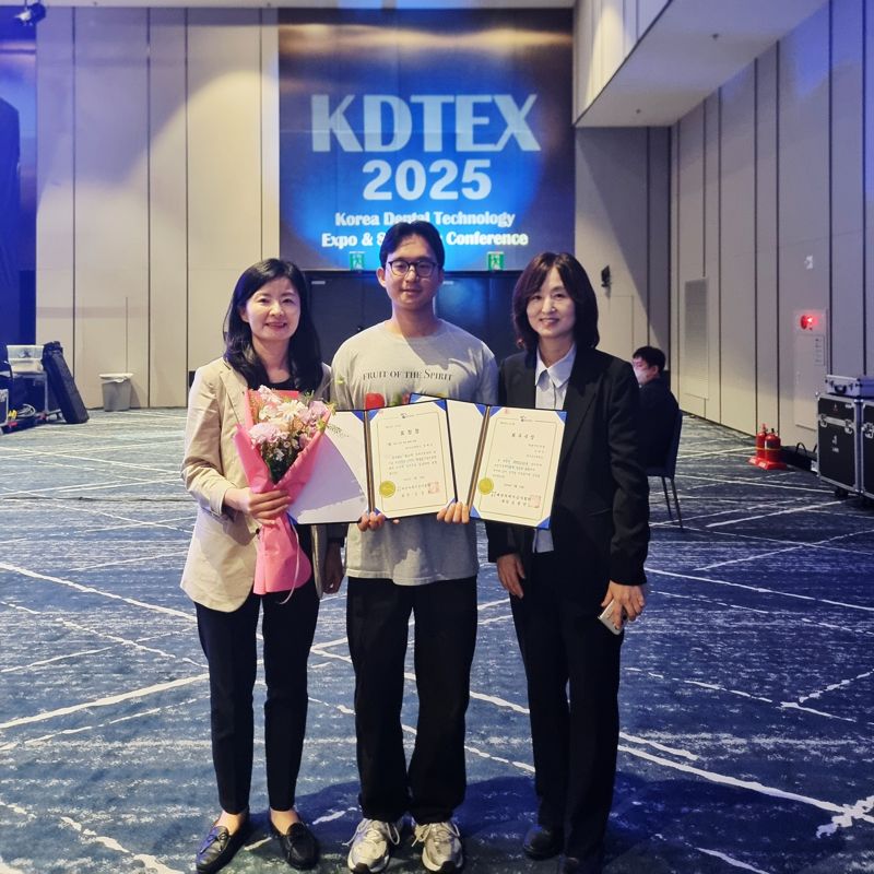 대구보건대 치기공바카라사이트 가입가 지난 18일 서울 코엑스 마곡에서 열린 'KDTEX 2025 국제학술대회 전국 치기공학과 학생실기경진대회 및 학생보철작품전시 경진대회'에서 우수한 성과를 올렸다. 최주영 치기공학과 교수, 임예건씨, 정효경 학과장(사진 왼쪽부터). 대구보건대 제공