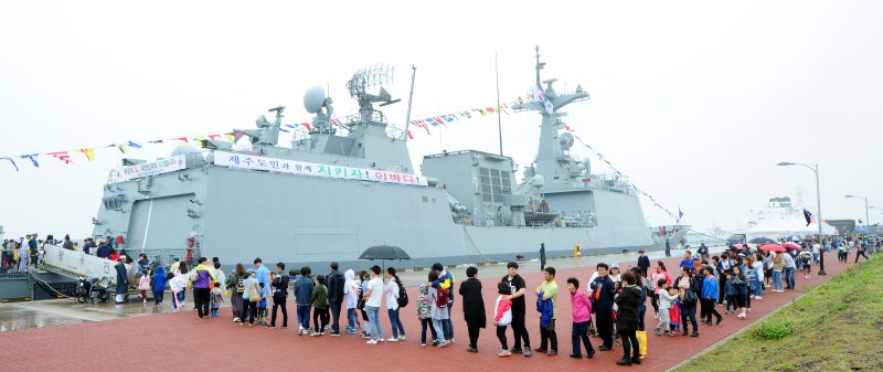 지난해 '일강정 상생 화합의 날' 행사에서 강정마을 주민과 해군 장병, 도민들이 함께 함정 개방 프로그램에 참여하고 있다. 올해 행사에서는 해군 부대·함정 개방과 양로연, 어린이 풋살, 가족 체험 등 주민 참여 프로그램이 운영된다. 사진=뉴스1
