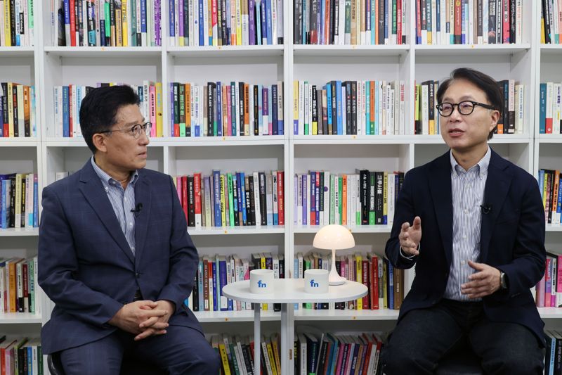 박원곤 이화여자대학교 통일학연구원장(북한학과 교수·오른쪽)과 노동일 본지 주필이 지난 22일 서울 서초구 파이낸셜뉴스 빌딩에서 특별대담을 하고 있다. 사진=서동일 기자
