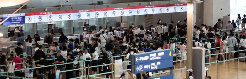 [인천공항=뉴시스] 김선웅 기자 = 인천국제공항 출국장에서 여름 휴가철을 맞아 출국하는 여행객들이 출국 수속을 밟고 있다. 한편 인천국제공항공사는 올여름 성수기에 387만2천명이 인천공항을 이용할 것으로 예상했으며 8월 1일 23만8천명이 인천공항을 이용해 가장 혼잡할 것으로 전망했다. 2025.07.22. mangusta@newsis.com