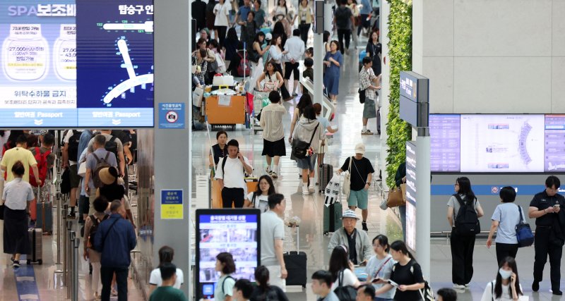 [인천공항=뉴시스] 김선웅 기자 = 22일 인천국제공항 출국장 면세구역에서 여름 휴가철을 맞아 출국하는 여행객들이 오가고 있다. 한편 인천국제공항공사는 올여름 성수기에 387만2천명이 인천공항을 이용할 것으로 예상했으며 8월 1일 23만8천명이 인천공항을 이용해 가장 혼잡할 것으로 전망했다. 2025.07.22. mangusta@newsis.com
