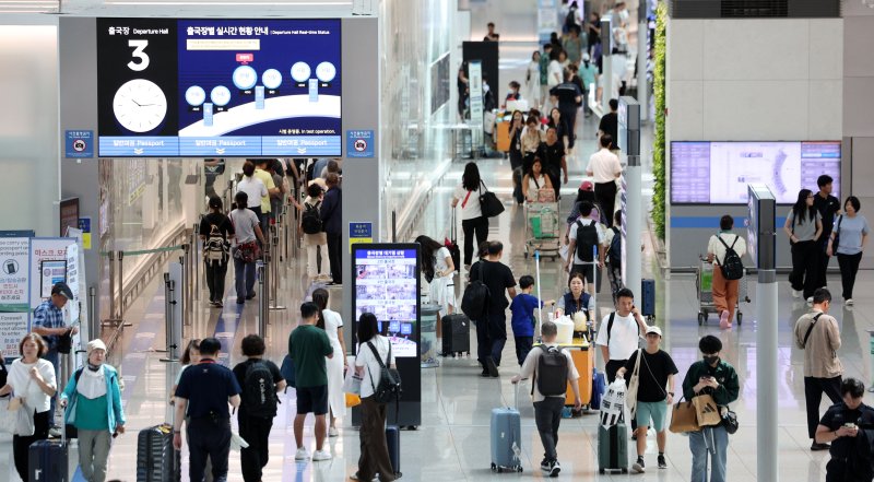 [인천공항=뉴시스] 김선웅 기자 = 22일 인천국제공항 출국장에서 여름 휴가철을 맞아 출국하는 여행객들이 오가고 있다. 한편 인천국제공항공사는 올여름 성수기에 387만2천명이 인천공항을 이용할 것으로 예상했으며 8월 1일 23만8천명이 인천공항을 이용해 가장 혼잡할 것으로 전망했다. 2025.07.22. mangusta@newsis.com