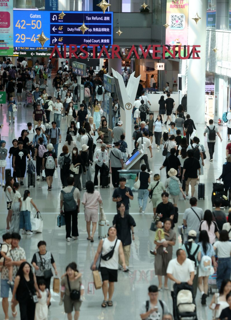 [인천공항=뉴시스] 김선웅 기자 = 22일 인천국제공항 출국장에서 여름 휴가철을 맞아 출국하는 여행객들이 출국 수속을 밟고 있다. 한편 인천국제공항공사는 올여름 성수기에 387만2천명이 인천공항을 이용할 것으로 예상했으며 8월 1일 23만8천명이 인천공항을 이용해 가장 혼잡할 것으로 전망했다. 2025.07.22. mangusta@newsis.com