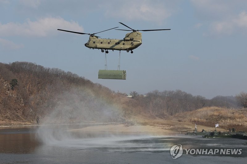 부교 공중수송하는 시누크 (출처=연합뉴스)
