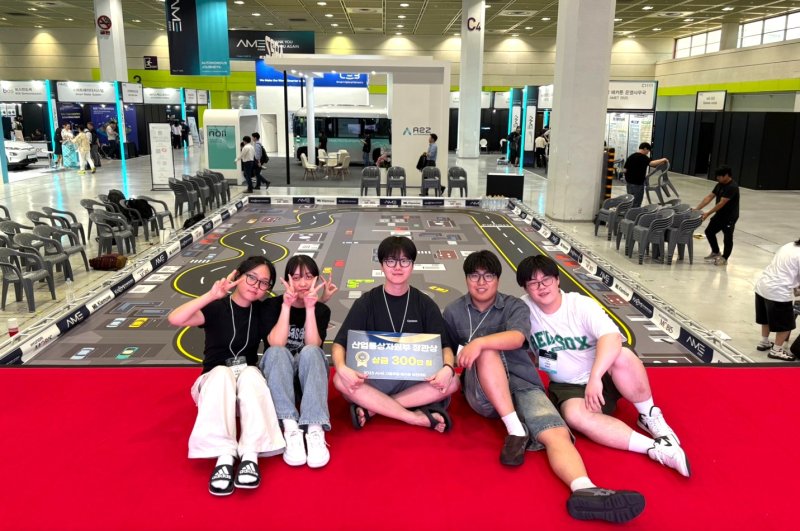 [대전=뉴온라인 바카라] 1등을 차지한 온라인 바카라 메카트로닉스공학과 '4DNF' 학생들 기념촬영. (사진=충남대 제공) *재판매 및 DB 금지