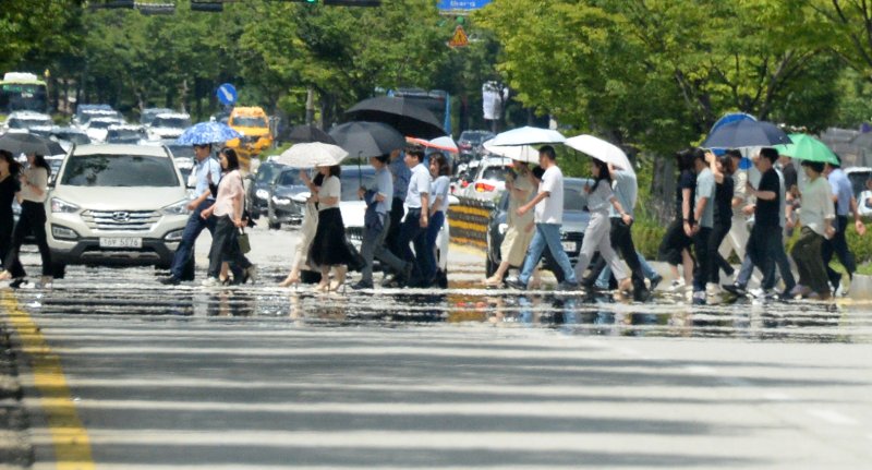 [전주=뉴시스] 김얼 기자 = 전북지역 곳곳에 폭염경보가 발효된 22일 전북 전주시 완산구 효자로에 아지랑이가 피어오르고 있다. 2025.07.22. pmkeul@newsis.com