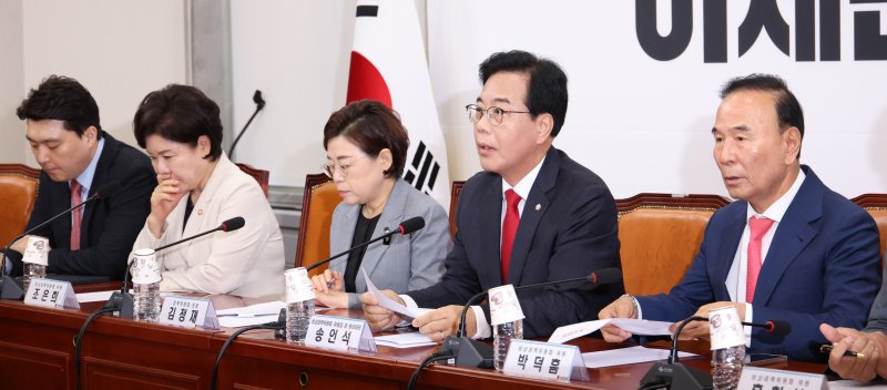 [서울=뉴시스] 김금보 기자 = 송언석(오른쪽 두번째) 국민의힘 비상대책위원장 겸 원내대표가 지난 21일 서울 국회에서 열린 비상대책위원회의에서 발언하고 있다. 2025.07.21. kgb@newsis.com