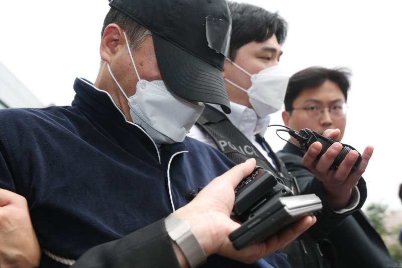 17일 오후 경기 용인시 처인구 용인동부경찰서에서 살인 및 존속살인 혐의를 받는 A 씨가 구속 전 피의자 심문(영장실질심사)를 받기 위해 나오고 있다. 2025.4.17/바카라 사이트 디시1 ⓒ News1 김영운 기자 /사진=바카라 사이트 디시1