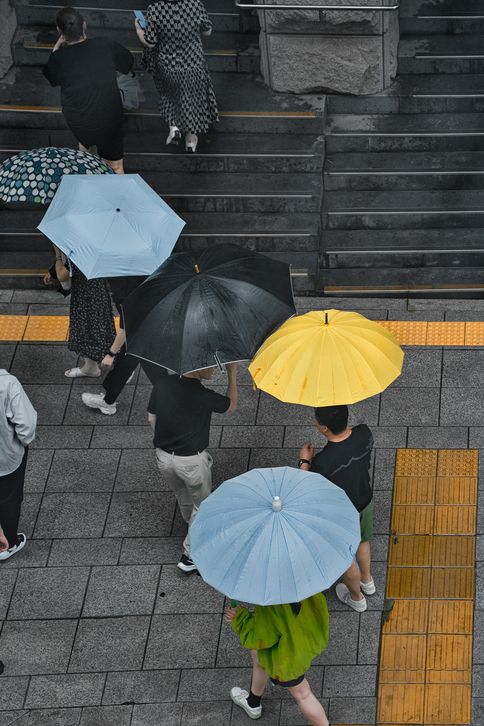 "살만한 세상, 맞죠?" 폭우 쏟아진 날, 낯선이에게 우산 나눠준 천사아줌마 [따뜻했슈]
