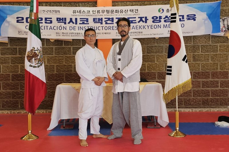왼쪽부터 안영 충주시립택견단 운영단장, 김국환 사범.(충주시 제공. 재판매 및 DB금지)/뉴스1
