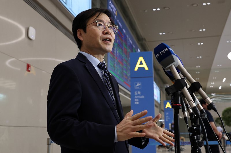 바카라 게임 산업통상자원부 통상교섭본부장이 10일 오후 인천국제공항 제2여객터미널을 통해 워싱턴D.C에서 귀국한 뒤 취재진의 질문에 답하고 있다. 2025.7.10/바카라 게임1 ⓒ News1 구윤성 기자