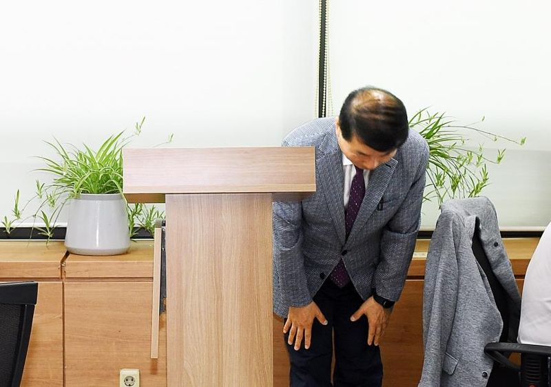 22일 백경현 구리시장이 호우 비상근무 중 야유회에 참석해 적절하지 못한 처신이었다는 비판이 일자 사과하고 있다. 구리시 제공