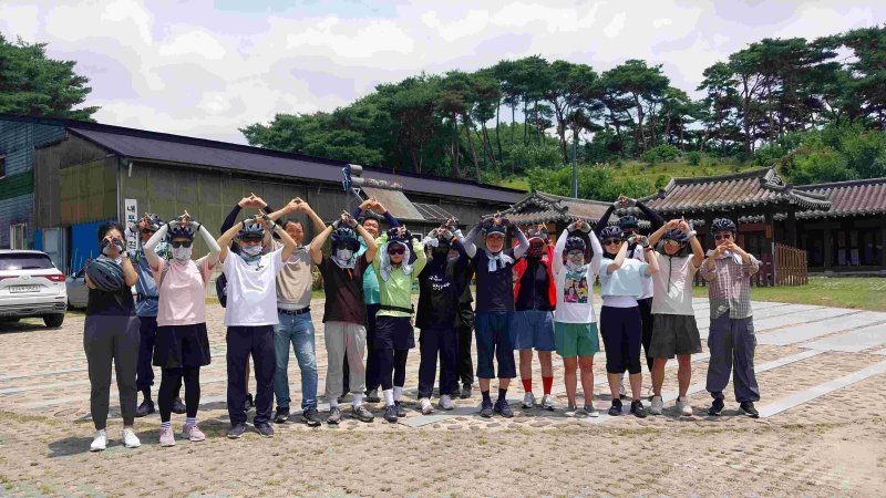 [여주=뉴시스]자전거 관광가이드 제1기 수료생(사진=여주세종문화관광재단 제공)2025.07.22.photo@newsis.com