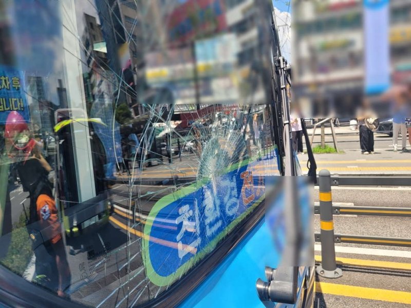 [부산=뉴시스] 22일 낮 12시43분께 부산 부산진구의 한 중앙버스전용차로(BRT) 구간 내 횡단보도를 건너던 A(60대·여)씨가 운행 중인 시내해외 바카라사이트 치여 숨졌다. (사진=부산경찰청 제공) 2025.07.22. photo@newsis.com *재판매 및 DB 금지
