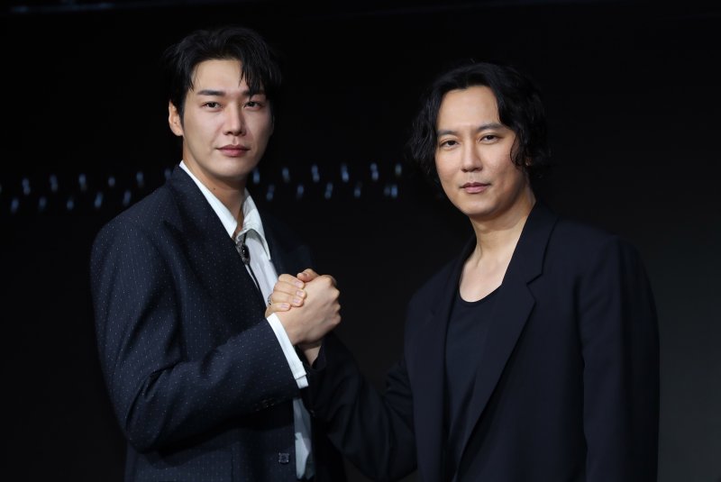 [서울=뉴시스] 김혜진 기자 = 배우 김영광(왼쪽), 김남길이 22일 오전 서울 마포구 호텔 나루에서 열린 넷플릭스 시리즈 '트리거'(감독 권오승) 제작발표회에서 포즈를 취하고 있다. 2025.07.22. jini@newsis.com
