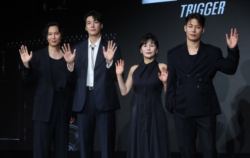 [서울=뉴시스] 김혜진 기자 = 배우 김남길(왼쪽부터), 김영광, 길해연, 박훈이 22일 오전 서울 마포구 호텔 나루에서 열린 넷플릭스 시리즈 '트리거'(감독 권오승) 제작발표회에서 포즈를 취하고 있다. 2025.07.22. jini@newsis.com