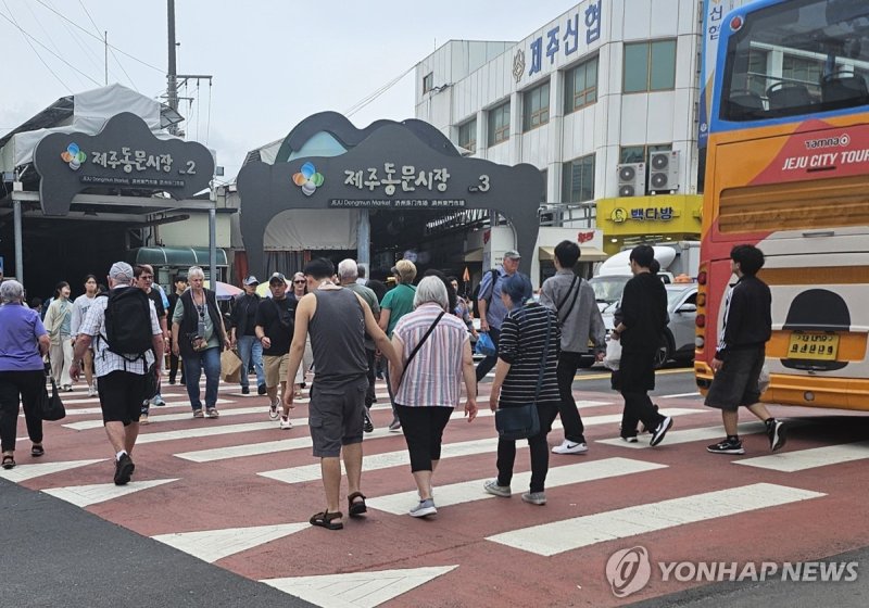 제주 동문시장 외국인 관광객 (출처=연합뉴스)