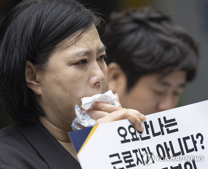 눈물 흘리는 고 오요안나 씨의 어머니 장연미 씨 (출처=연합뉴스)