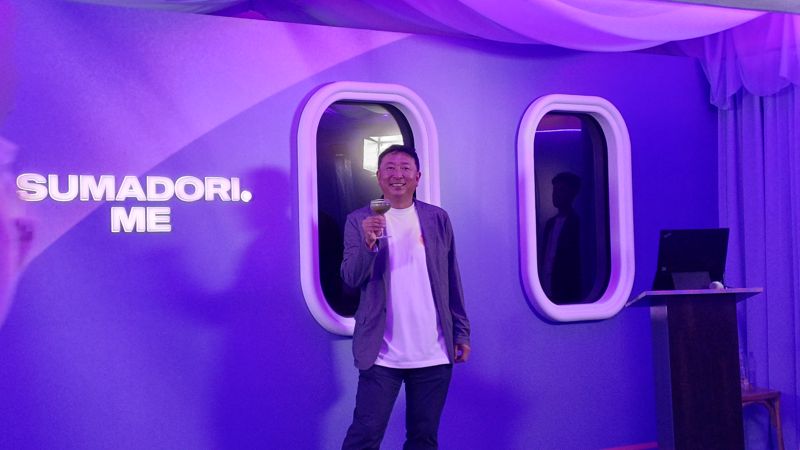 지난 18일 서울 성수동에서 진행된 아사히 맥주 '스마도리 팝업스토어'에서 테츠야 다카하시 스마도리 주식회사 대표이사가 무알코올 칵테일로 건배사를 제안하고 있다. 사진=이환주 기자