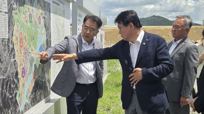 [세종=뉴시스] 송승화 기자 = 최형욱 행복청 국장으로 부터 설명 듣는 (오른쪽)황운하 조국혁신당 국회의원. 2025.07.22. ssong1007@newsis.com *재판매 및 DB 금지