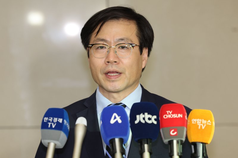 [인천공항=뉴시스] 권창회 기자 = 미국 트럼프 행정부와 통상 협상을 위해 출국했던 여한구 산업통상자원부 통상교섭본부장이 10일 인천국제공항 제2터미널을 통해 귀국해 취재진 질의에 답하고 있다. 2025.07.10. kch0523@newsis.com