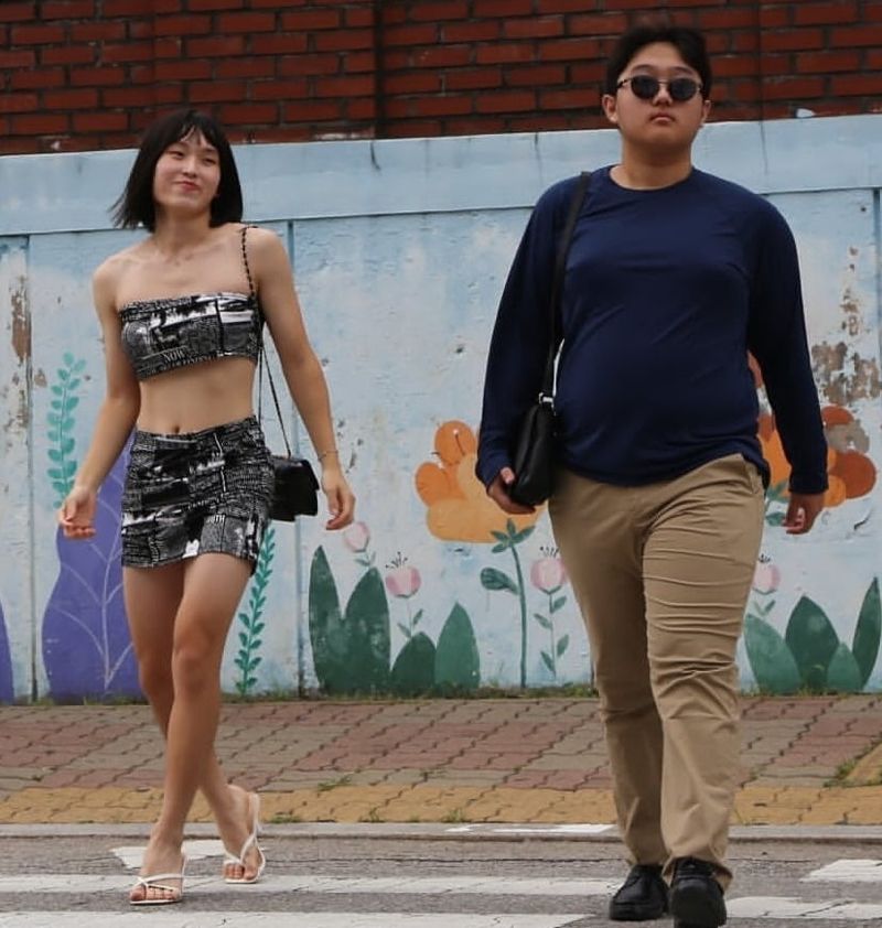 스피드 바카라 사이트등학교 학생자치회가 공개한 졸업스피드 바카라 사이트. 지난해 7월 미국 LA 베벌리힐스 거리에서 함께 걷는 모습이 포착돼 화제를 모았던 방시혁 하이브 의장과 BJ 과즙세연을 표현하고 있다. 스피드 바카라 사이트=스피드 바카라 사이트 SNS