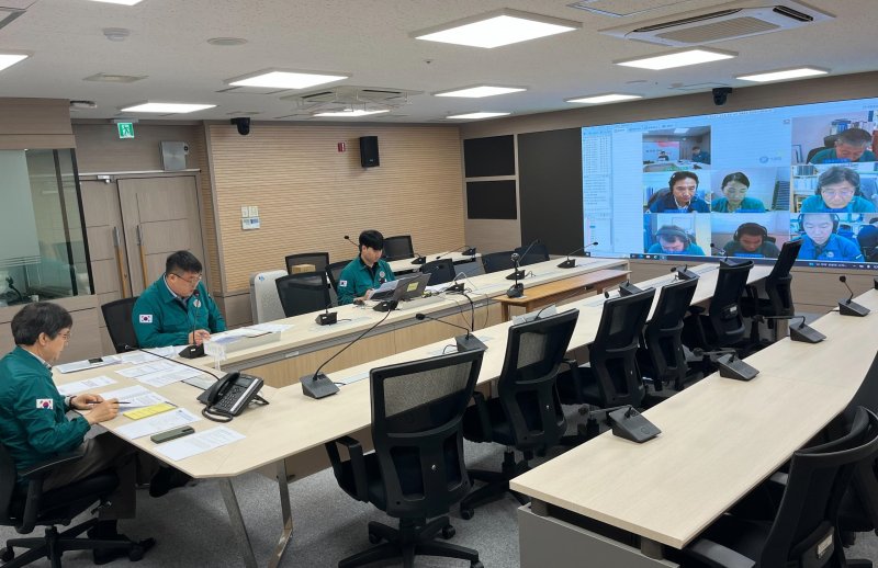 [창원=뉴시스]22일 경남도청에서 송진영 수산자원과장 주재로 고수온 대응 상황 점검을 위한 남해안 연안 시·군 담당 과장 긴급 영상회의가 열리고 있다.(사진=경남도 제공) 2025.07.22. photo@newsis.com