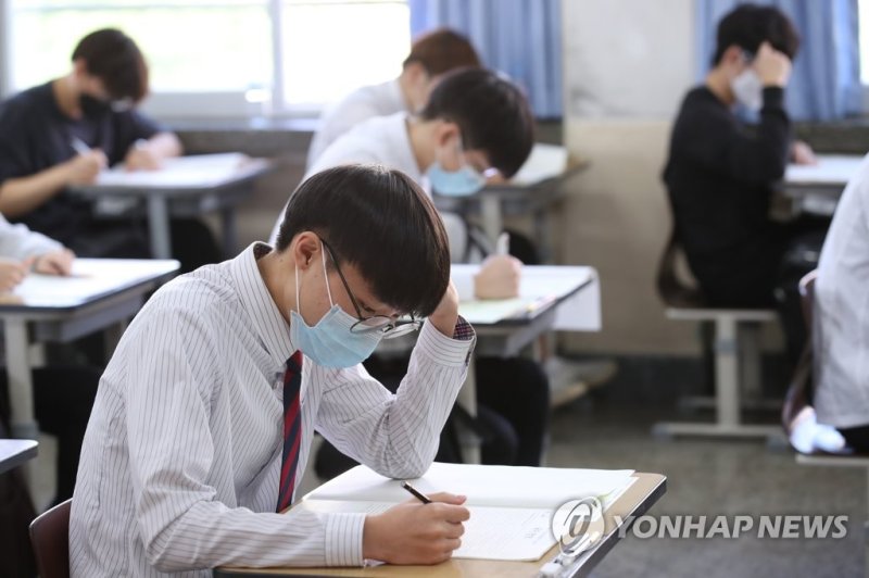 2020년 마스크 쓰고 교실에서 수능 모의평가 (출처=연합뉴스)