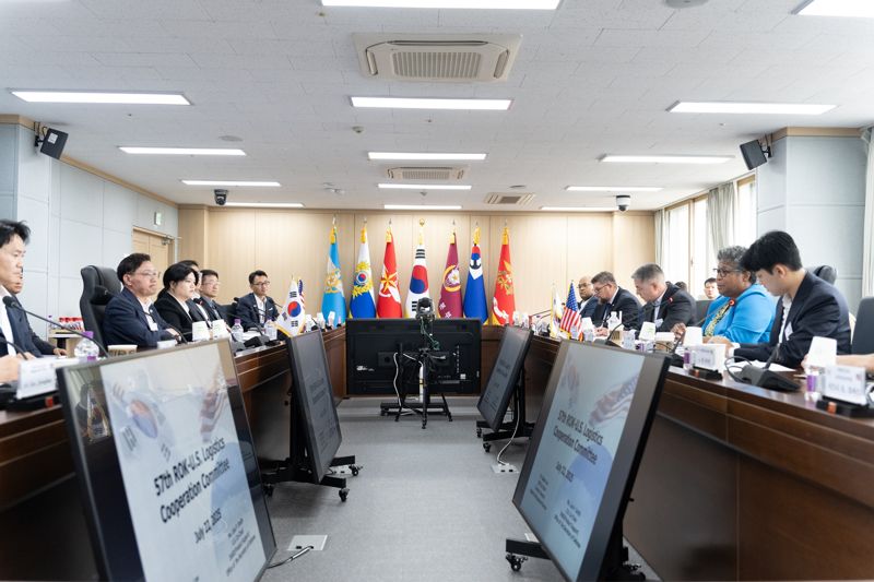 한·미 국방부는 서울에서 제57차 한미 군수협력위원회(Logistics Cooperation Committee) 회의를 개최하고 대형 수송 헬리콥터 CH-47(시누크) 엔진을 유지·보수·정비(MRO)시범사업 대상으로 선정했다. 국방부 제공